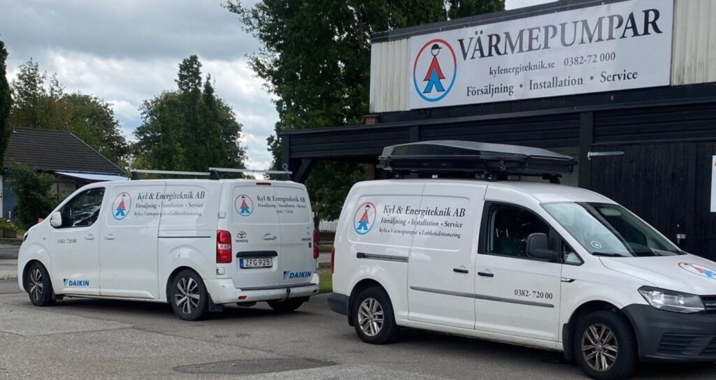 AA Kyl & Energiteknik servicebilar utanför företaget i Sävsjö