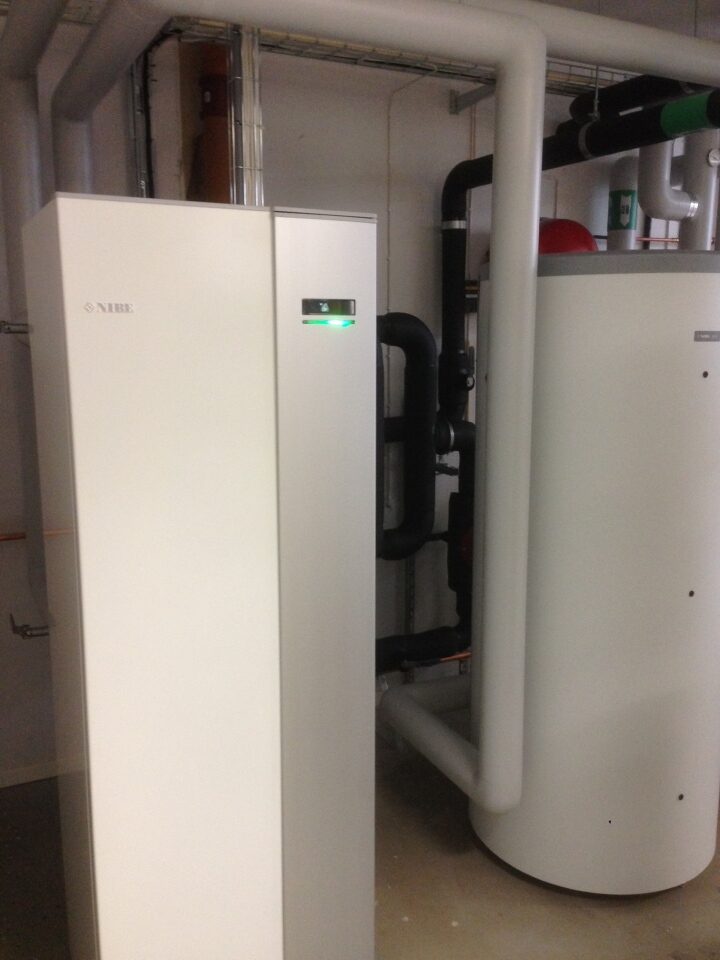 Bergvärmepump installerad i teknikrum i fastighet i Sävsjö