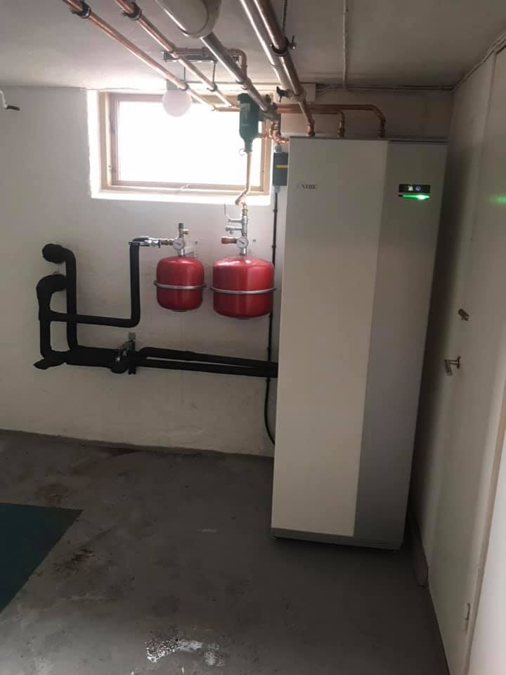 Bergvärmesystem med rördragning och expansionskärl i teknikrum i Eksjö