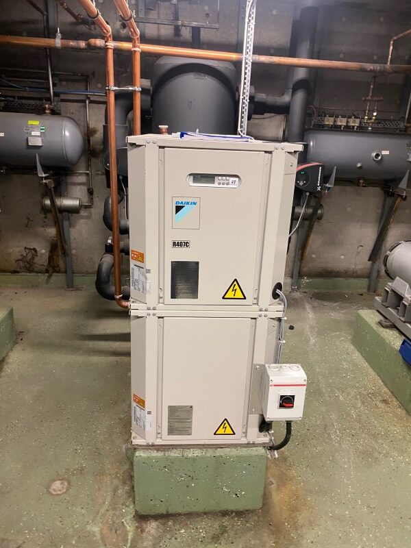 Installation av industrikyla och kylsystem i teknikutrymme för fastighet eller verksamhet