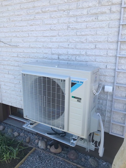 Daikin utedel till luft-luftvärmepump monterad vid husvägg på villa