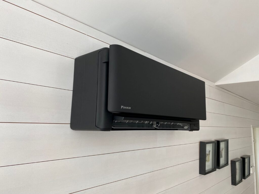 Innerdel till luft-luftvärmepump installerad i villa på Höglandet