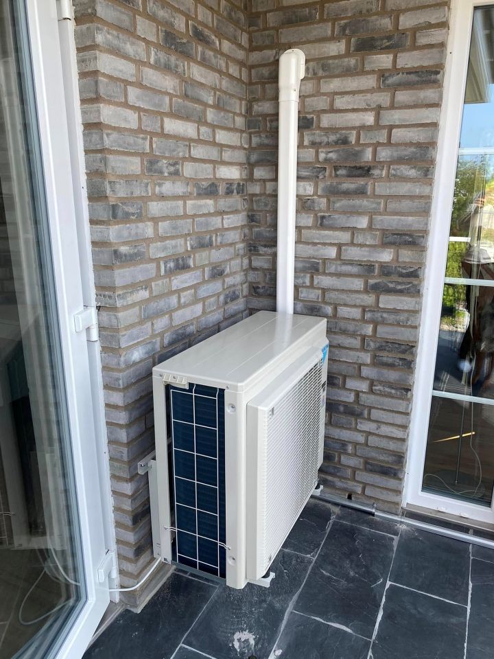 Utedel till luft-luftvärmepump installerad vid villa på Höglandet