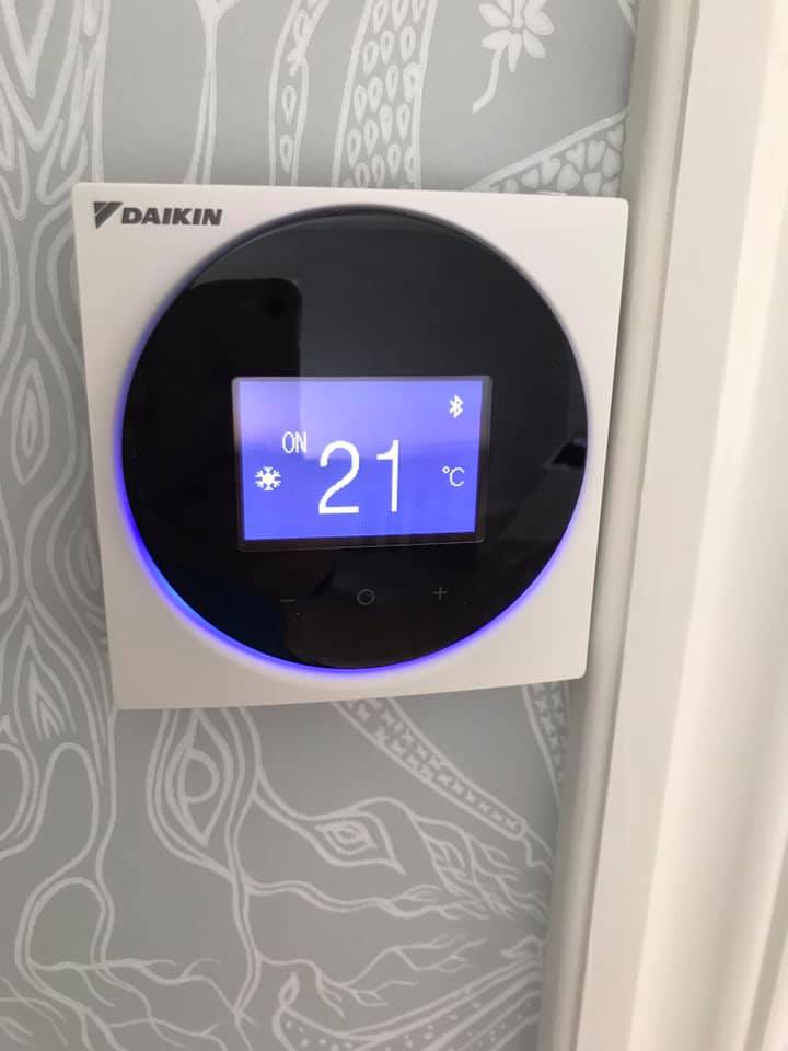 Digital termostat till värmepump installerad i villa på Höglandet